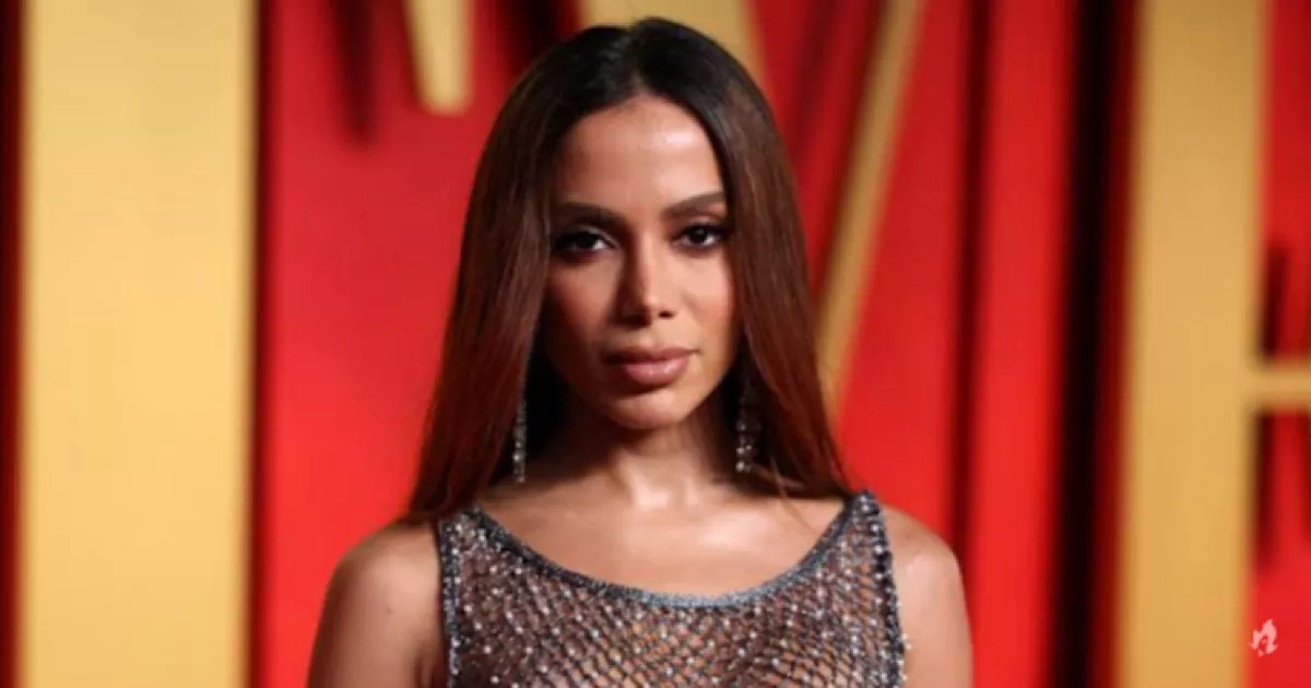 Cantora Anitta sofre acidente em balada e vai parar na emergência