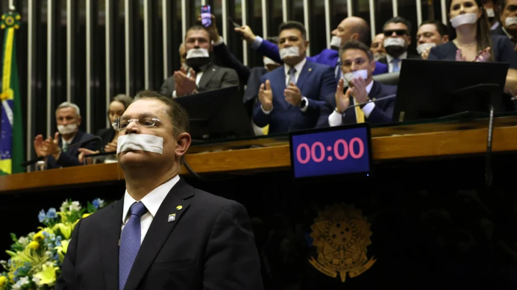 Entenda rito para punir deputados por ocupação do plenário da Câmara