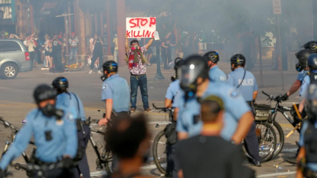 FBI demite agentes que ajoelharam em protestos após morte de George Floyd