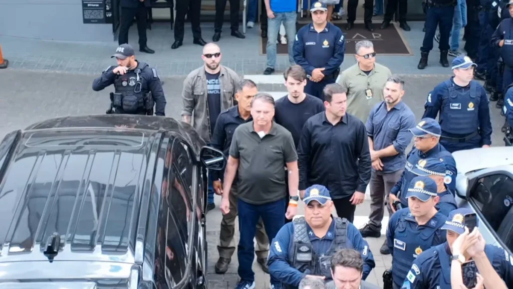 Bolsonaro deixa hospital após passar por procedimento na pele