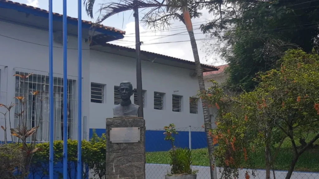 Escola Estadual de Porto Feliz é destelhada com fortes chuvas na região