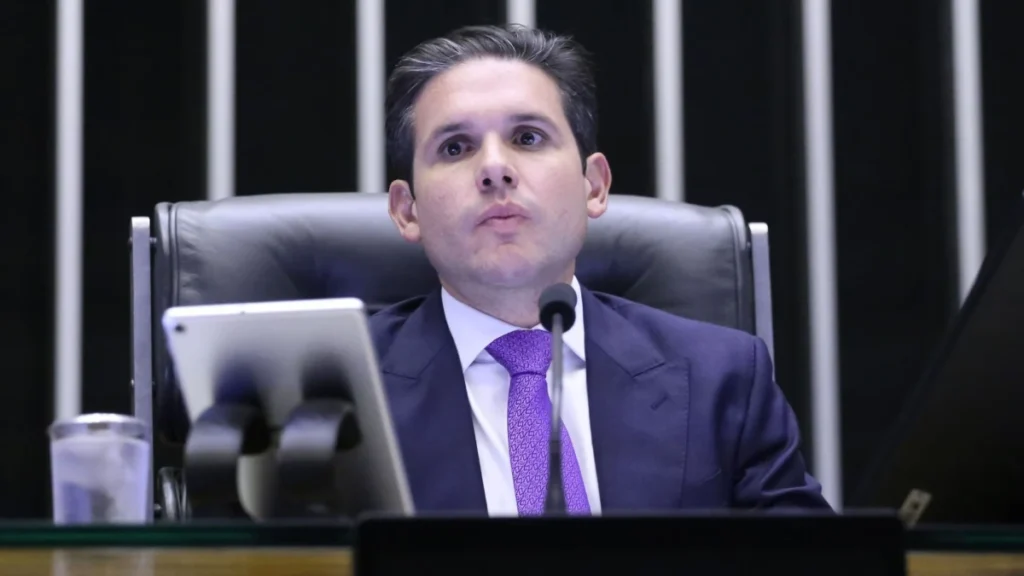 Análise: Hugo Motta está em cima do muro sobre mandato à distância