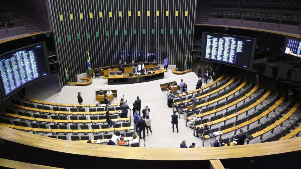 PEC da Blindagem ganha espaço no Centrão