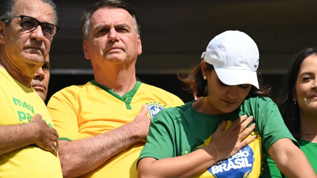 Bolsonaro fez exames e está com medicação intravenosa, diz Michelle