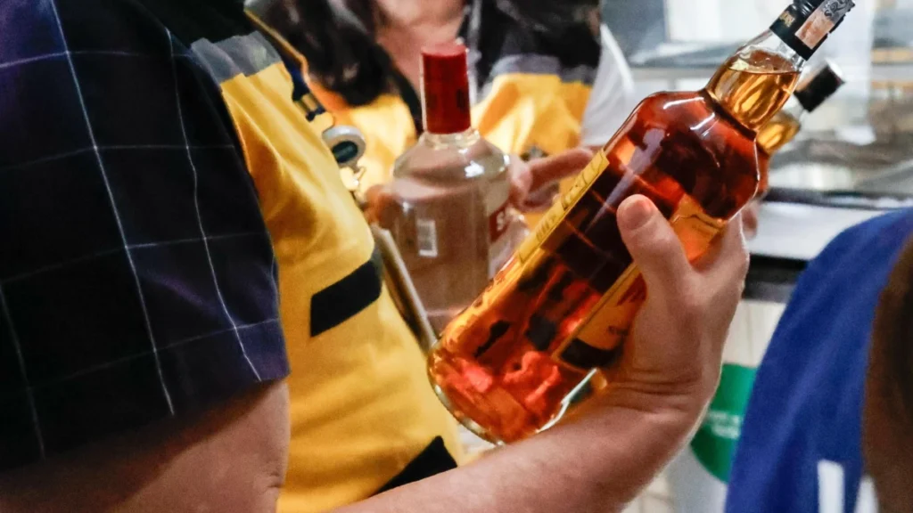 Bebida batizada com metanol: como saber os sintomas ao ingerir produto