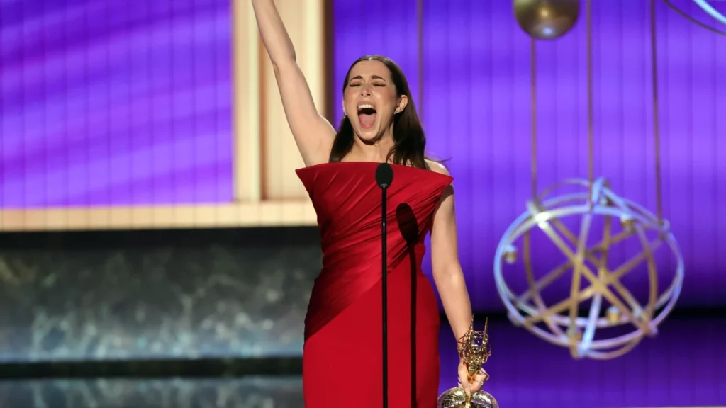 Emmy 2025: atriz de “Pinguim” fica eufórica em discurso de vitória; veja