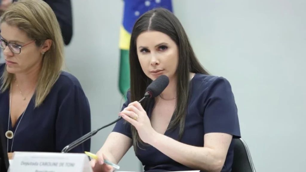 Com veto a nome de Eduardo, Caroline de Toni pode seguir líder da minoria