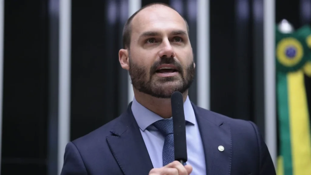 Câmara cita ausência do país e falta de aviso sobre afastamento de Eduardo