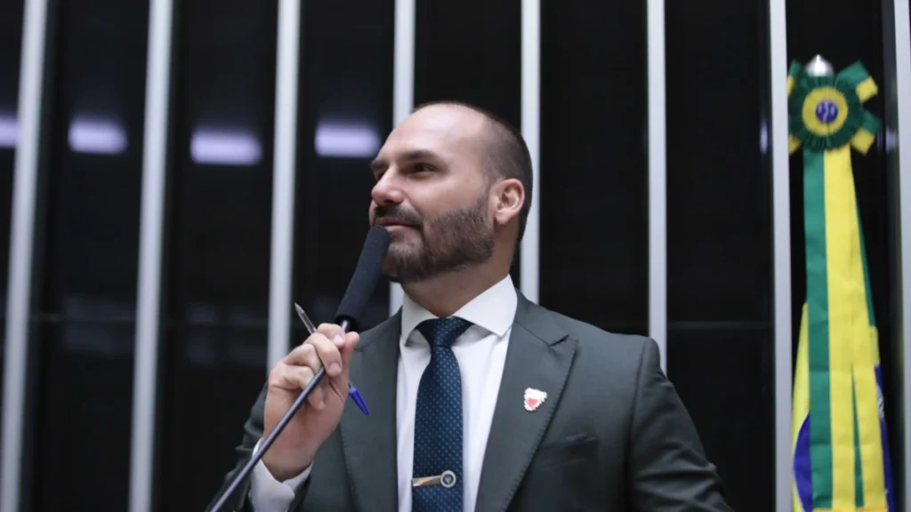 PRTB quer fazer “prévia” para decidir candidato e cogita Eduardo Bolsonaro