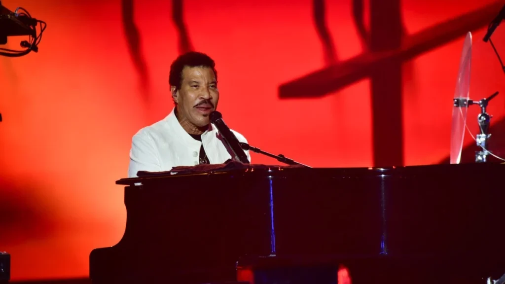 Lionel Richie se declara após show no The Town: “Ainda sinto o amor”