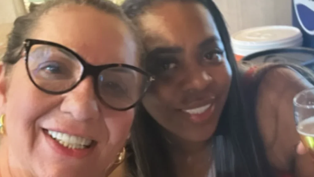 Mãe de Virginia posta foto com mãe de Vini Jr. e diz: “Nova amizade”