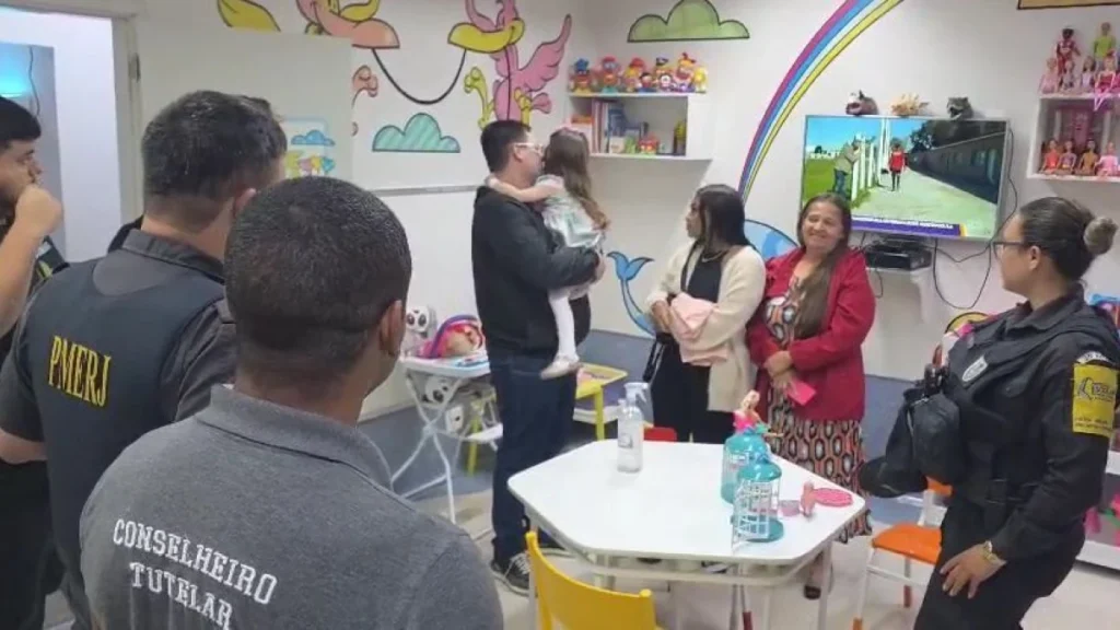 Menina de 3 anos brutalmente agredida recebe alta, padrasto está foragido