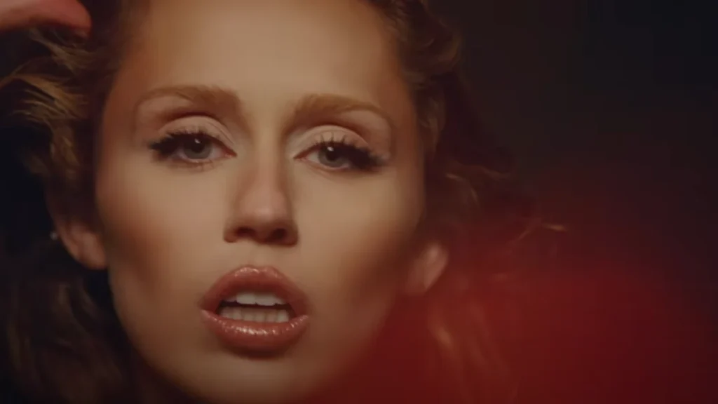 Miley Cyrus revela que está limpando “dinâmicas familiares” de sua vida
