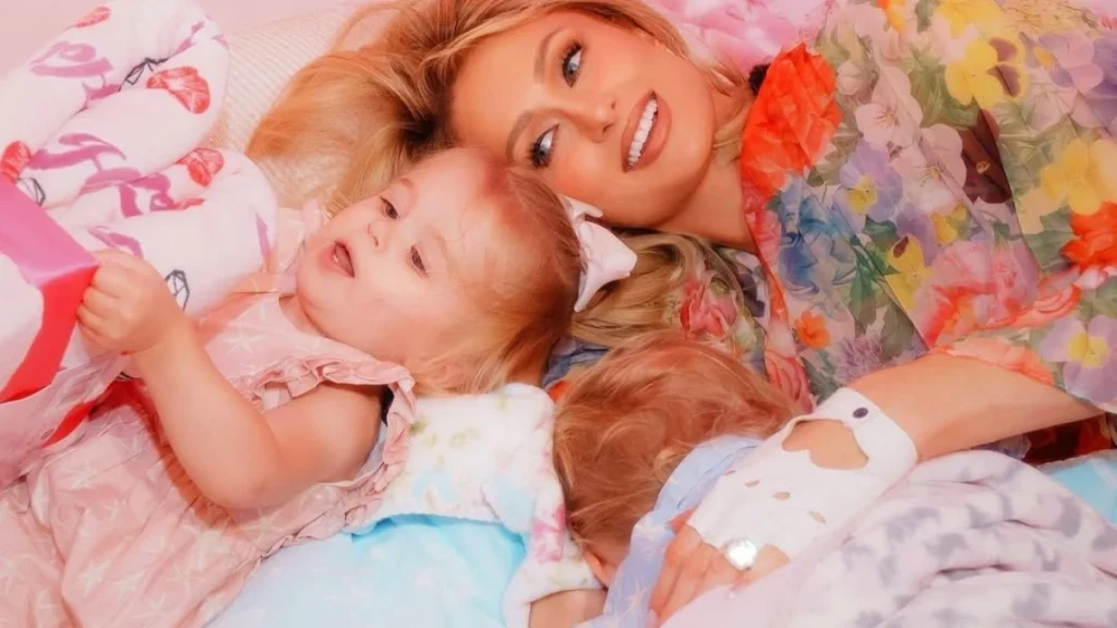Paris Hilton abraça maternidade e lança série infantil para ver em família