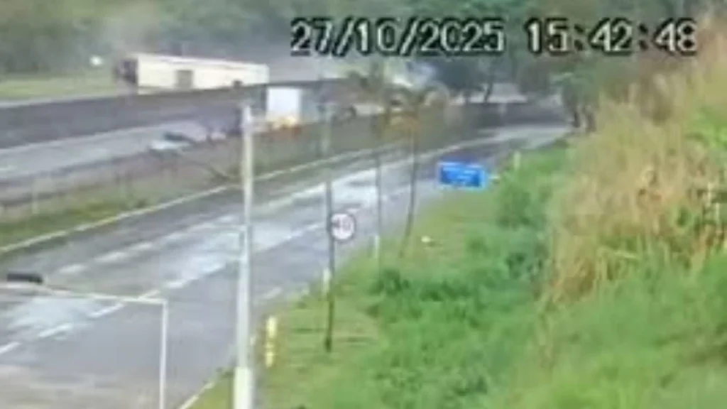 Vídeo mostra momento que ônibus com torcedores do Flamengo tomba na Dutra