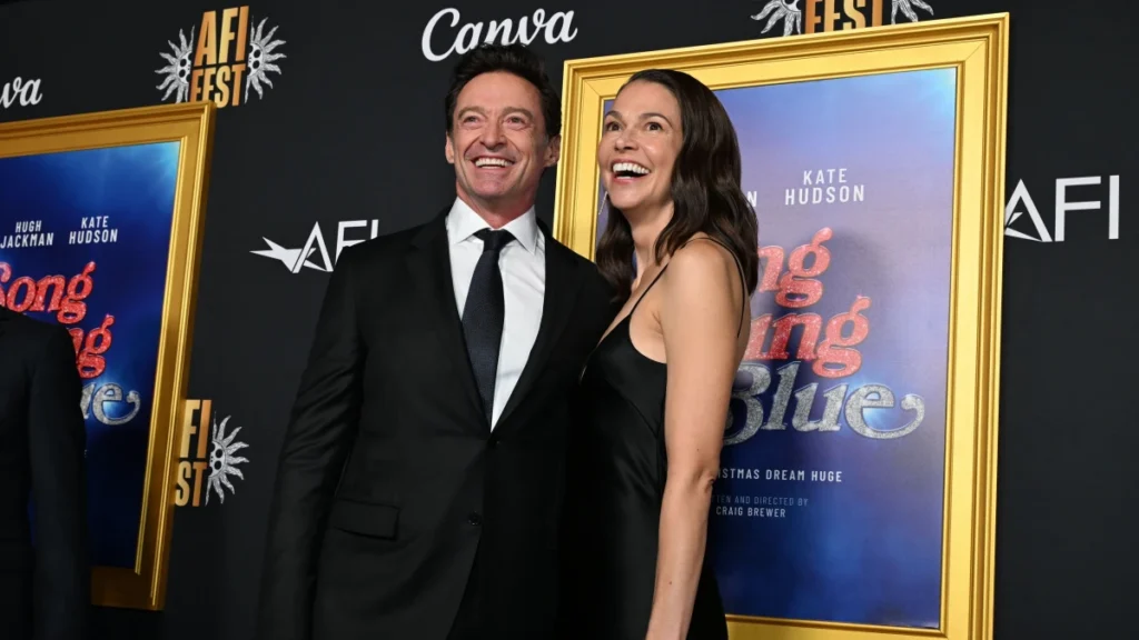 Hugh Jackman apresenta nova namorada em première de filme