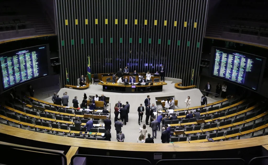 Câmara aprova urgência de projeto sobre devedores contumazes