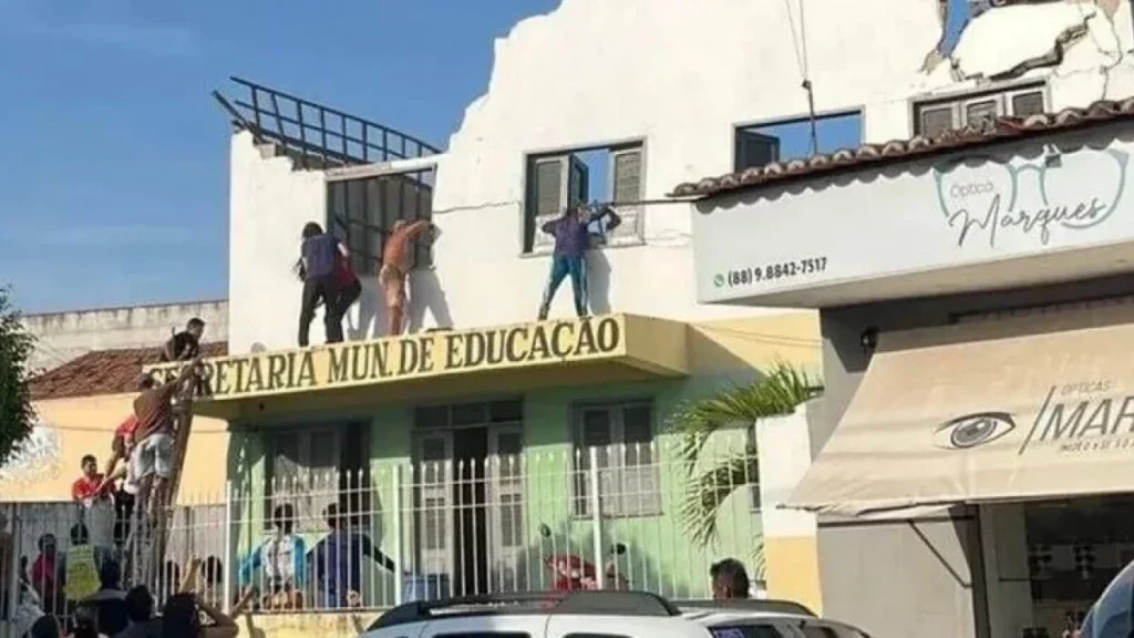 CE: Teto de Secretaria de Educação desaba e professores ficam feridos