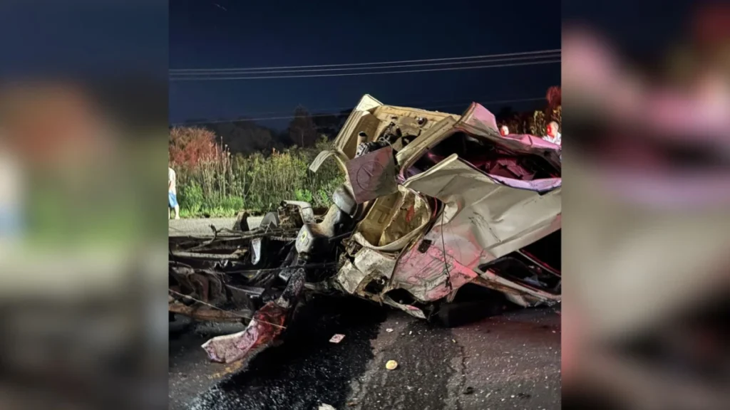 PR: acidente entre caminhão e ônibus deixa dois mortos e mais de 30 feridos