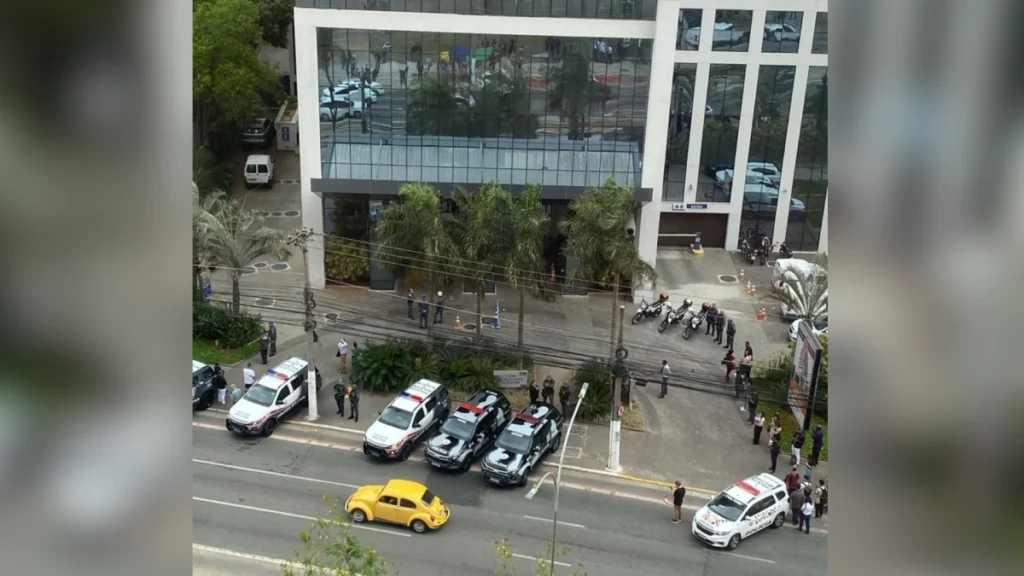 Criminosos se passam por policiais e roubam prédio na zona Oeste de SP