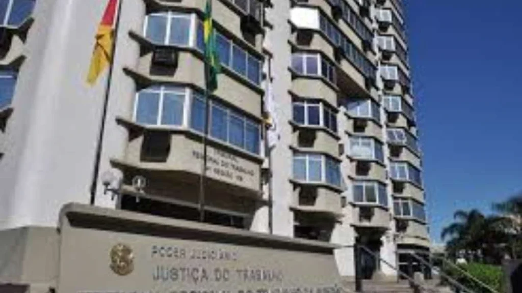 Funcionário é condenado a multa após dar soco em porta e simular acidente de trabalho