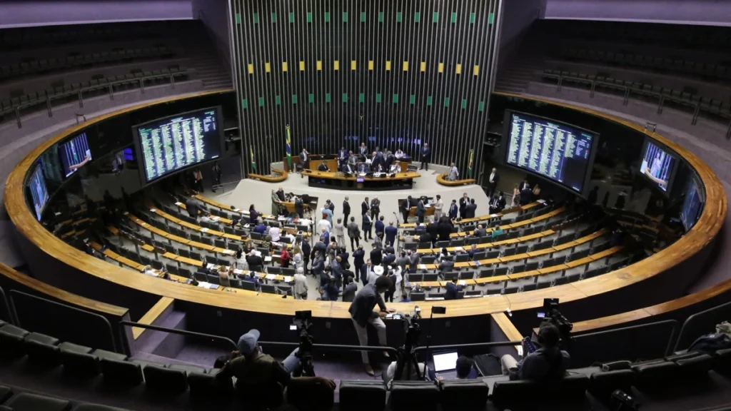 Deputados perdem milhares de seguidores após PEC da Blindagem