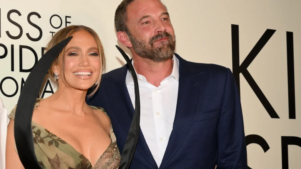 Jennifer Lopez e Ben Affleck posam juntos em tapete vermelho após divórcio