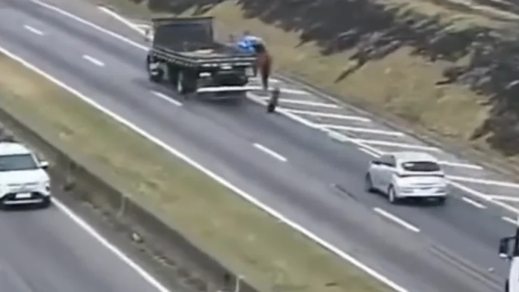 Vídeo mostra momento em que pneu solta e atinge romeiro na Via Dutra