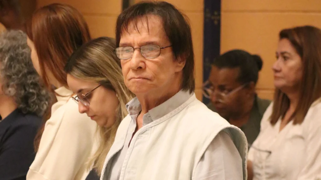 Roberto Carlos vai à missa de 7º dia de irmã, Norma Braga