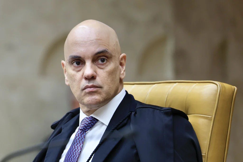 Moraes privilegia informação ao divulgar vídeo de Bolsonaro, diz professor