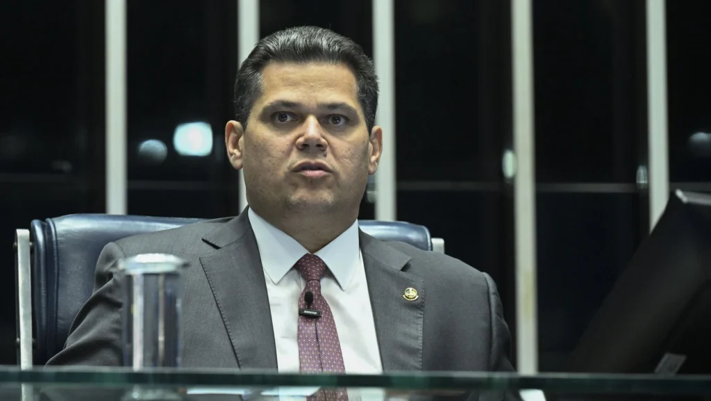 Alcolumbre reage a críticas e nega ter pautado “bomba fiscal”