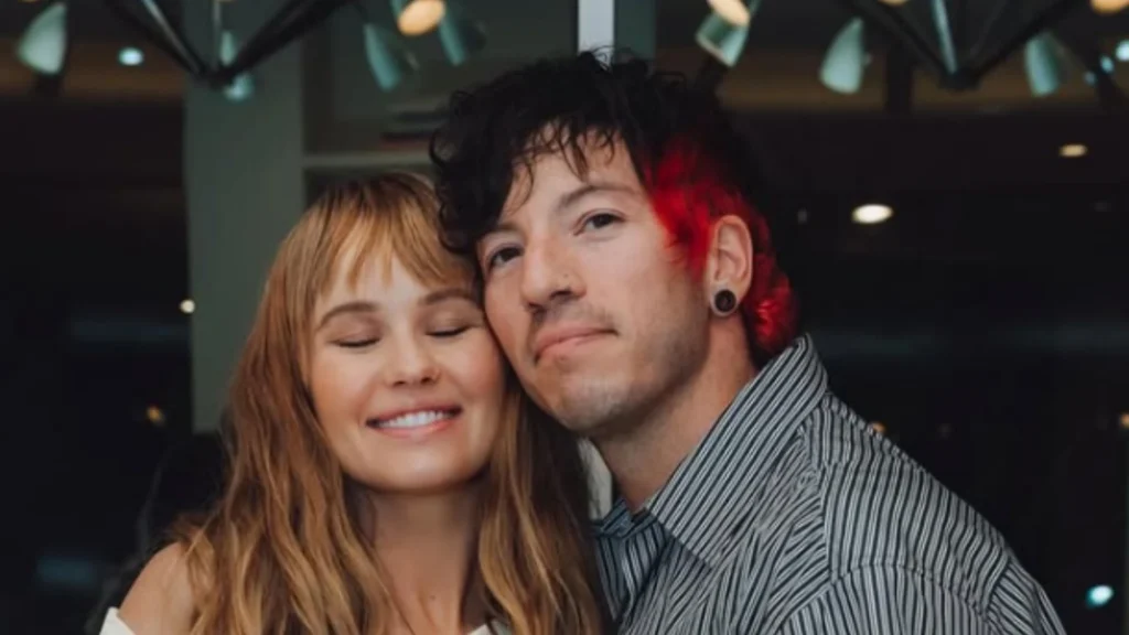 Debby Ryan, ex-estrela da Disney, reúne amigos famosos em chá de bebê