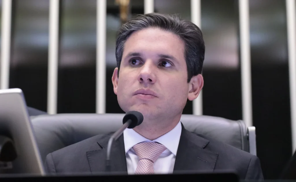 Após reunião com Moraes, Hugo Motta prega “união” contra crime organizado