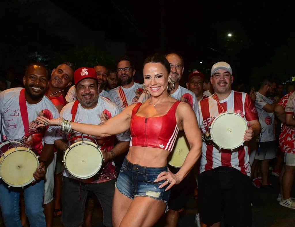 Confirmada em “Três Graças”, Viviane Araújo samba em ensaio do Salgueiro