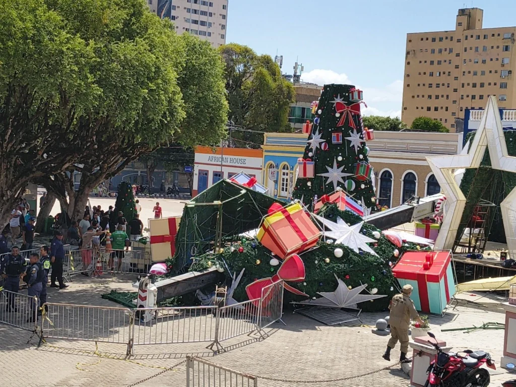 Polícia prende Papai Noel que saltou de guindaste após acidente em Manaus