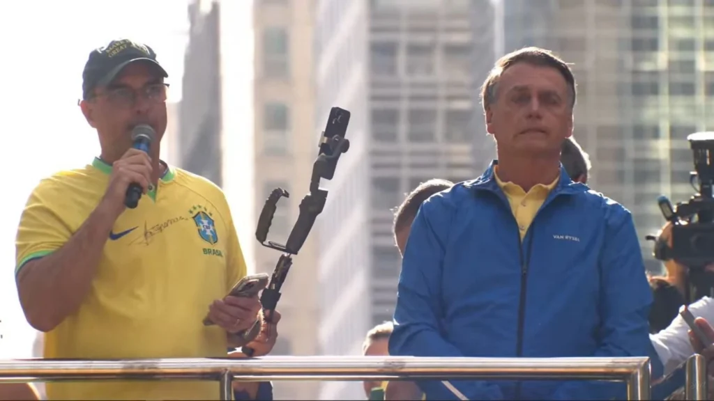 Flávio promove vigília em oração por Bolsonaro