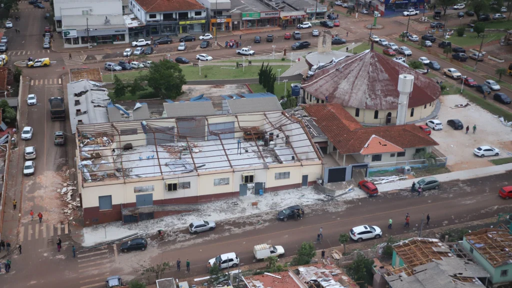 Sobe para 7 o número de mortos por tornado no Paraná