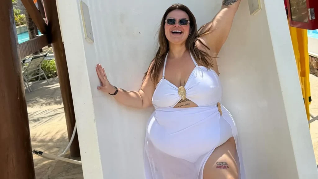 Thais Carla realiza sonho ao descer de toboágua após perder mais de 70 kg