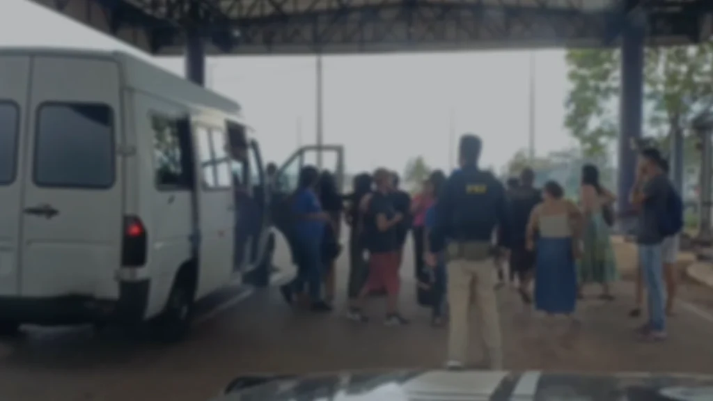 Vídeo: van com 42 pessoas é flagrada na BR-070 pela PRF
