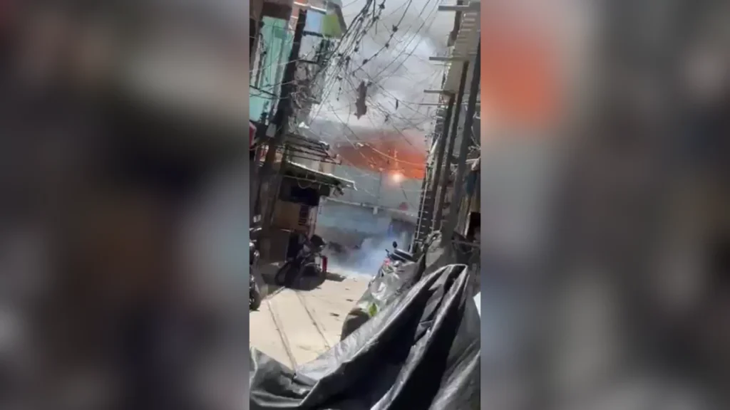 Vídeo: Fogos de Natal provocam incêndio no Complexo da Maré (RJ)