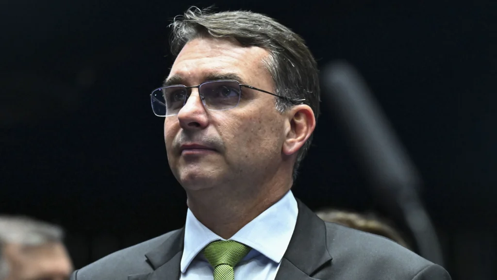 Flávio chega para 1ª visita a Bolsonaro após anúncio de pré-candidatura