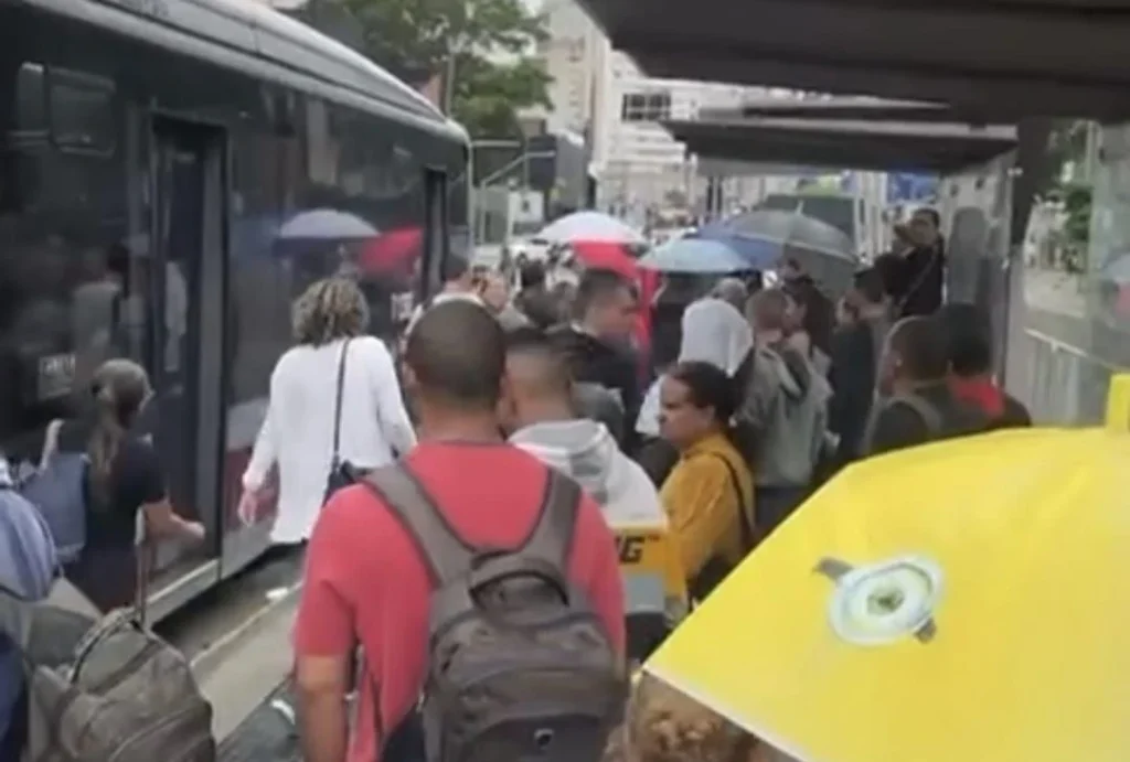 Greve de ônibus: Nunes reúne empresas e sindicato após paralisação