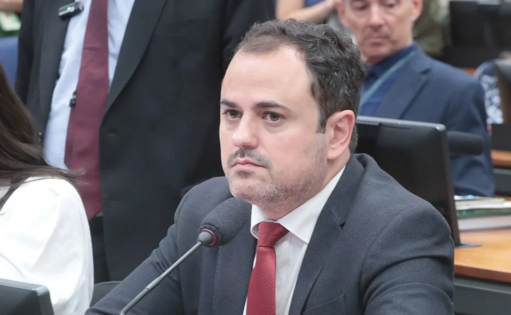 Glauber acusa Câmara de ser dócil com golpistas e porrada para quem resiste