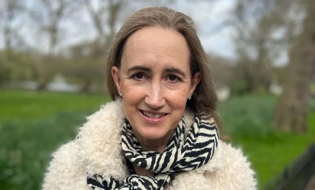 Morre Sophie Kinsella, autora de “Becky Bloom”, aos 55 anos