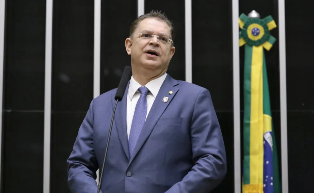 Sóstenes defende assessora alvo de investigação: “patrimônio da Câmara”