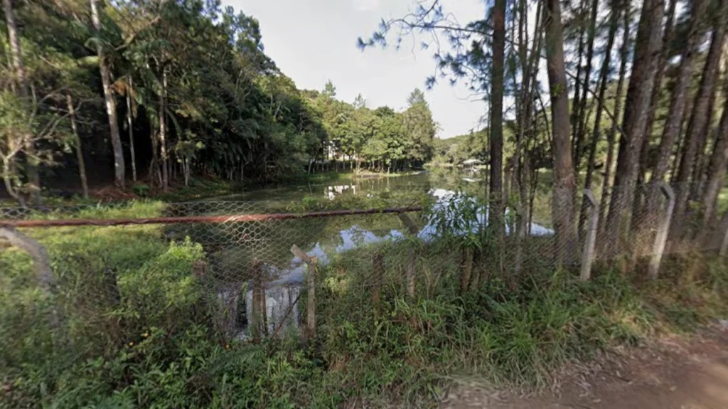 Barragem rompe em Embu-Guaçu e ponte de madeira desaba