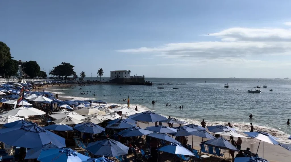 Em pleno verão, Salvador tem apenas uma praia própria para banho