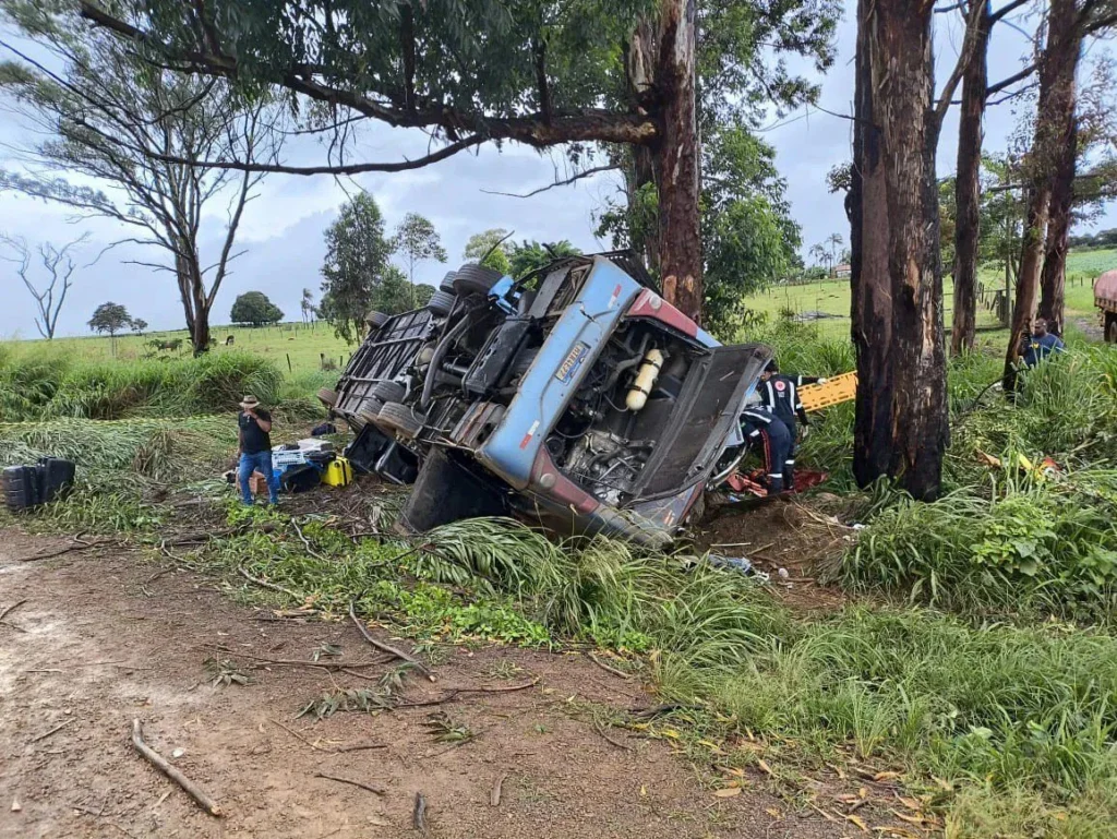Ônibus de turismo capota e deixa 5 mortos e mais de 40 feridos em MG