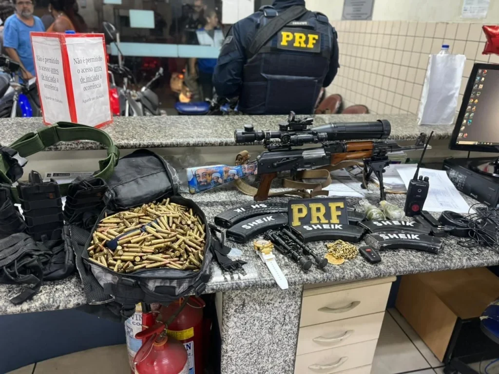 PRF prende homem com fuzil e granadas na Via Dutra (RJ)
