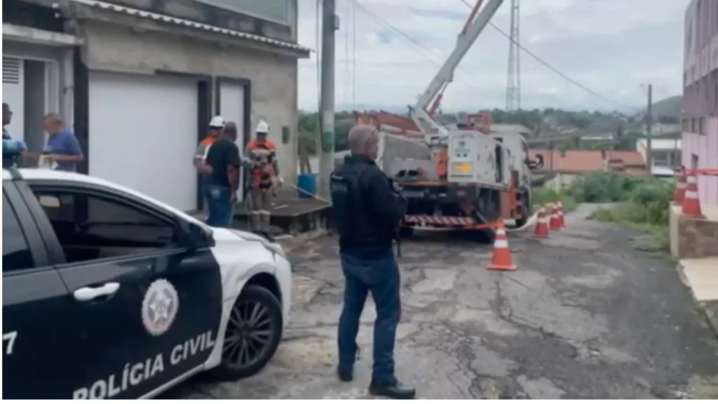 Funcionário da Light é preso com 7 kg de cobre e furto de energia no RJ